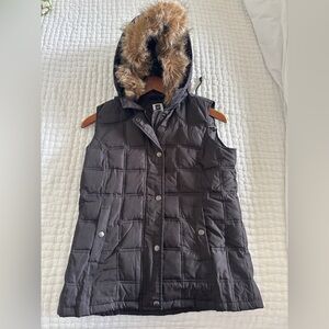 Gap Women’s Small chocolate brown puffer vest with fur trimmed hood